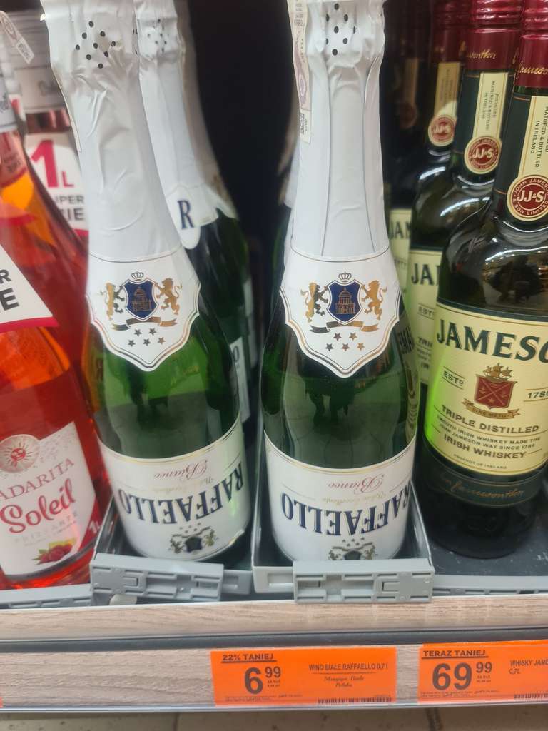 Limitowana edycja napoju musującego Raffaello 10% (potocznie szampana) z etykietą do góry nogami w Biedronce