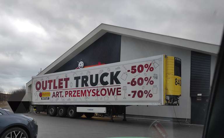Biedronka Outlet Truck - Konin art. przemysłowe i tekstylia -50%