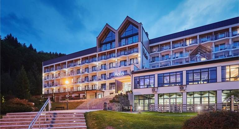 Sierpień: 2 noce dla dwojga (lub 2+1 z dzieckiem do 12 lat) w Hotelu Halo Szczyrk. W cenie śniadania i dostęp do basenu @ Travelist