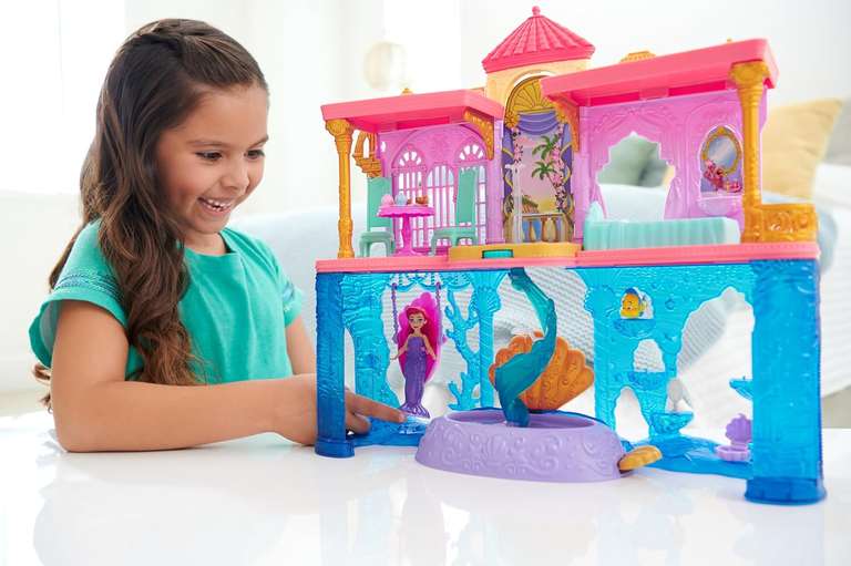 Mattel Księżniczka Disneya Pałac Arielki Domek dla lalek, mała lalka, 1 figurka, 12 elementów, 6 obszarów zabawy i basen, HLW95