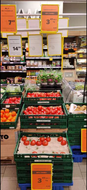 Pomidory malinowe 3,49/kg, borówki amerykańskie 500g - 6,40zł (12,80zł/kg). NETTO