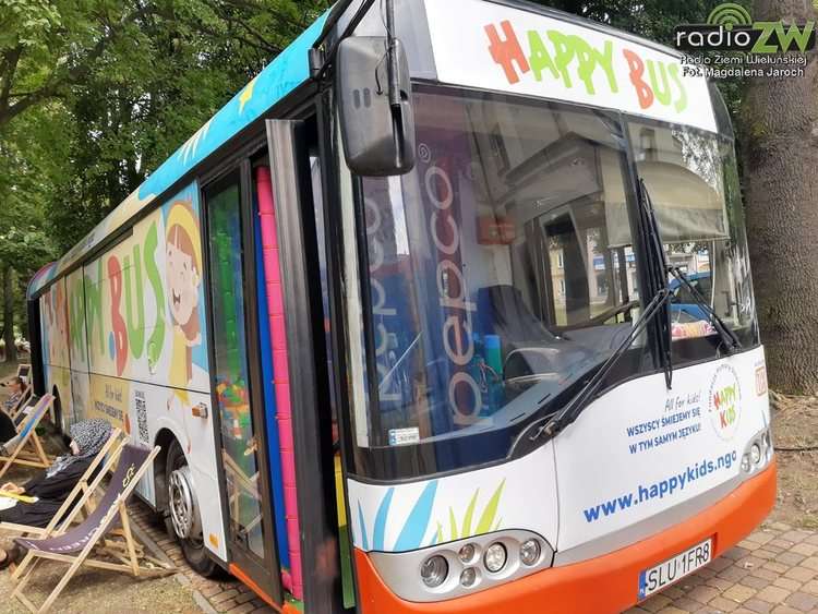 Happy Bus wyruszył w trasę – bezpłatne atrakcje dla najmłodszych dotarły do powiatu wieruszowskiego