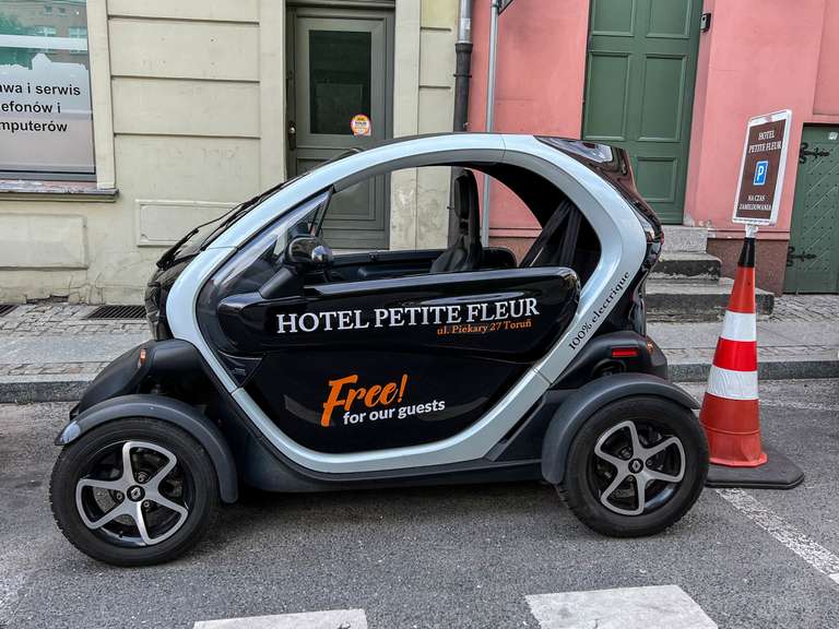 Renault Twizy bezpłatnie dla gości hotelu Petite Fleur w Toruniu