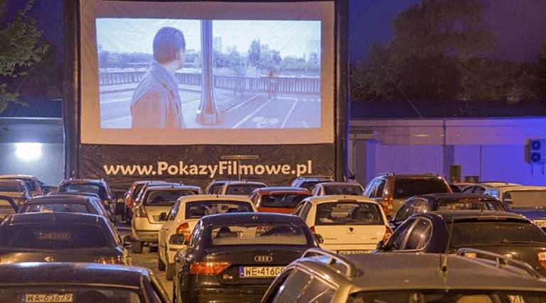 Wystartowało bezpłatne kino samochodowe w Wawrze