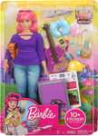 Lalka Daisy (Barbie FWV26) - Zestaw podróżny z kotkiem, bagażem i gitarą za 51,99zł @ Amazon.pl