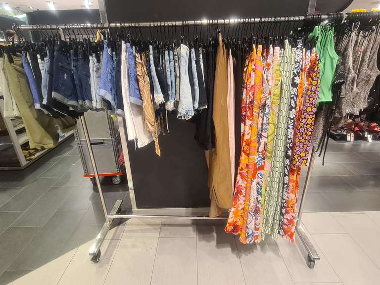 Krótkie oraz długie spodenki damskie jeans + bluzki na lato, różne rodzaje i rozmiary w New Yorker