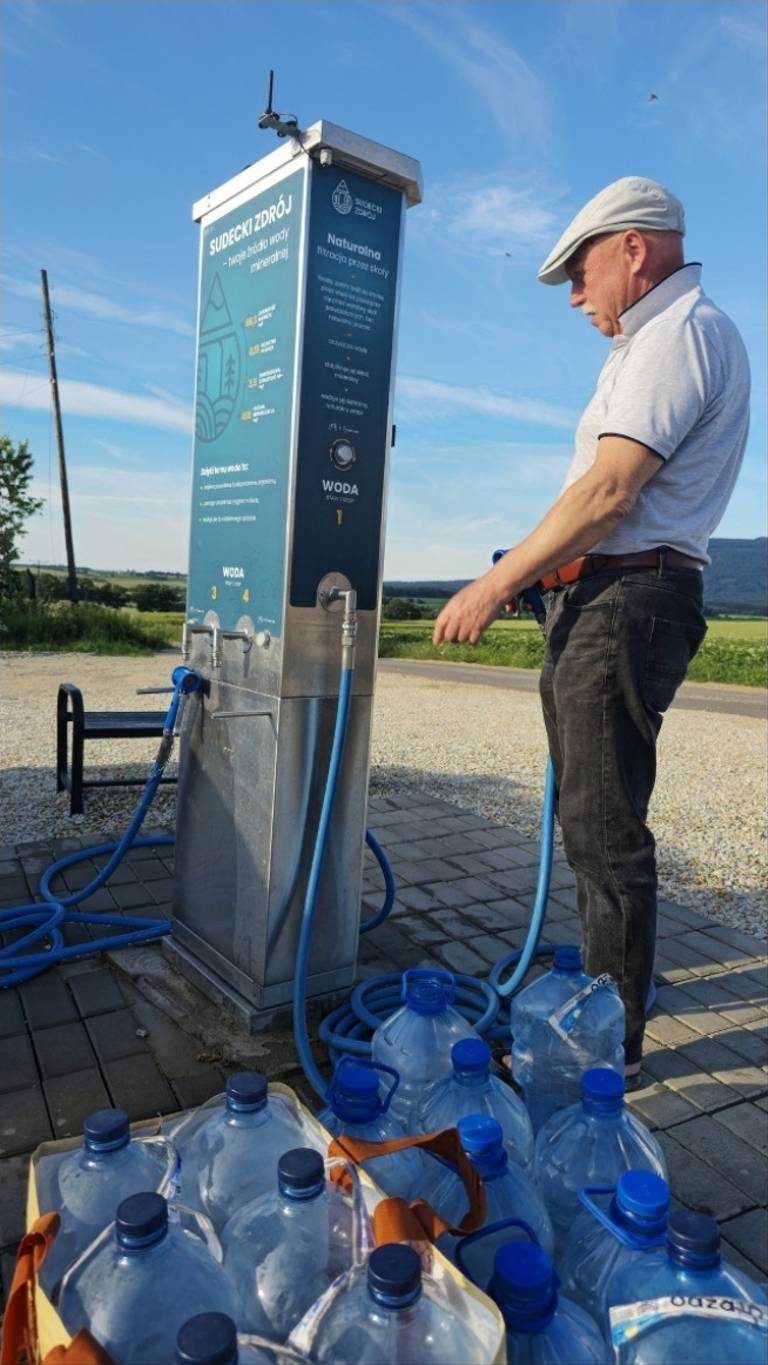 Weź swoją butelkę i zatankuj... wodę mineralną premium za 0,33 zl za 1 litr > wywiert Sudecki Zdrój we wsi Marcinowice