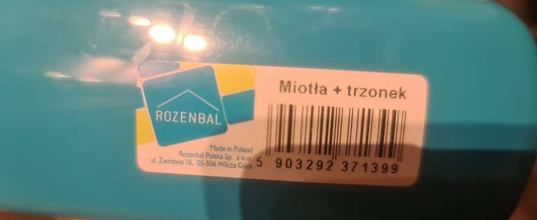 Wyprzedaż: Polska miotła z trzonkiem Rozenbal do sprzątnięcia własnego bałaganu w Brico Depot