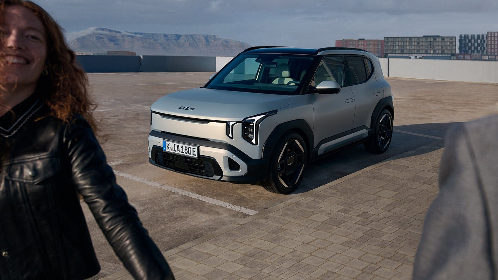 Elektryczna KIA EV2 Light w cenie promocyjnej: 99900zł, w salonach dla firm od: 91900zł, dla osób fiz. od: 95900zł