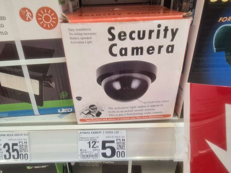 Atrapa kamery ze świecącą diodą w Auchan