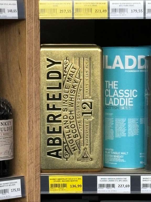 Whisky Aberfeldy 12 Golden Dram i Glenlivet 12 ze szklankami.