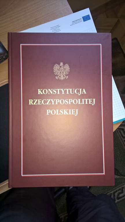 Konstytucja RP z autografem Marszałka Sejmu Radosława Sikorskiego