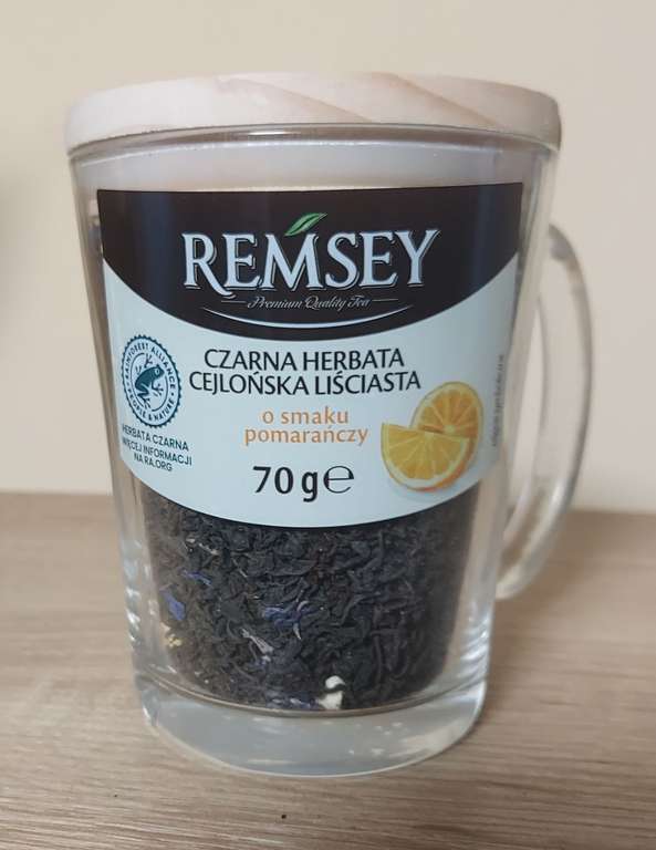 Czarna Herbata Cejlońska Liściasta o smaku pomarańczy z kubkiem i pokrywką 70g @Biedronka, Deszczno