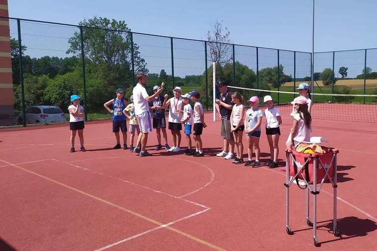 Bezpłatne zajęcia nauki gry w tenisa ziemnego organizowane przez Ostrołęckie Stowarzyszenie Tenisowe