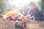 Dickie Toys 203723004 VOLVO Wywrotka zabawkowa dla dzieci, Oficjalny licencjonowany pojazd budowlany dla dzieci, światło i dźwięk, 23 cm