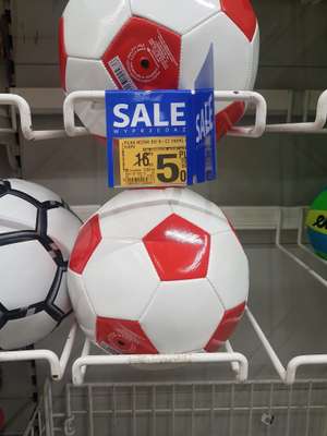 Piłka nożna, enero, barwy biało-czerwone w Auchan