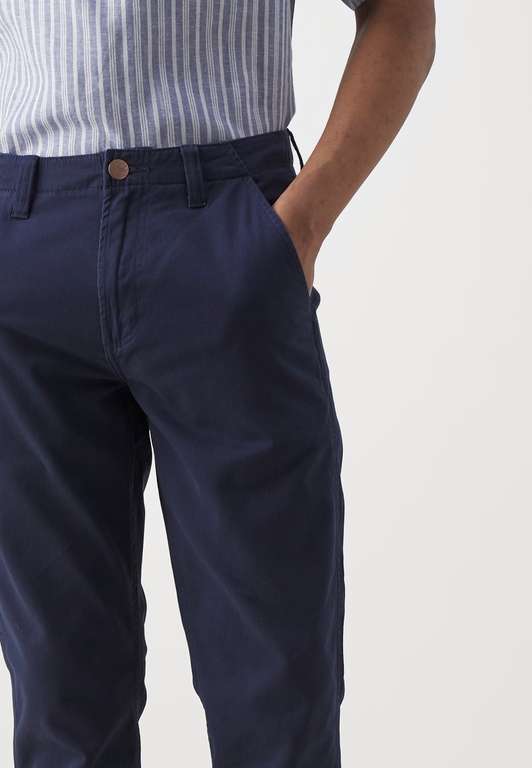 Męskie spodnie chinosy Wrangler Casey Jones za 145zł @ Lounge by Zalando