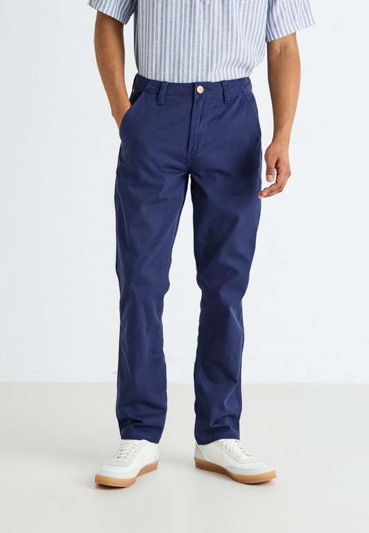 Męskie spodnie chinosy Wrangler Casey Jones za 145zł @ Lounge by Zalando